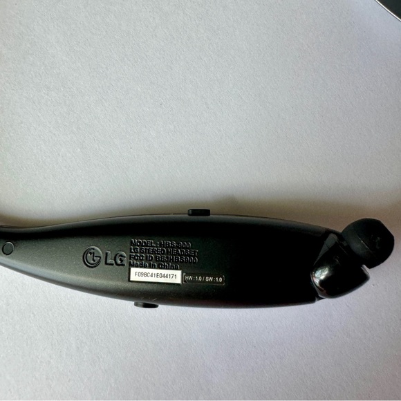 LG Tone Infinim Bluetooth Headset and rechargeable case, VGUC - Picture 4 of 9